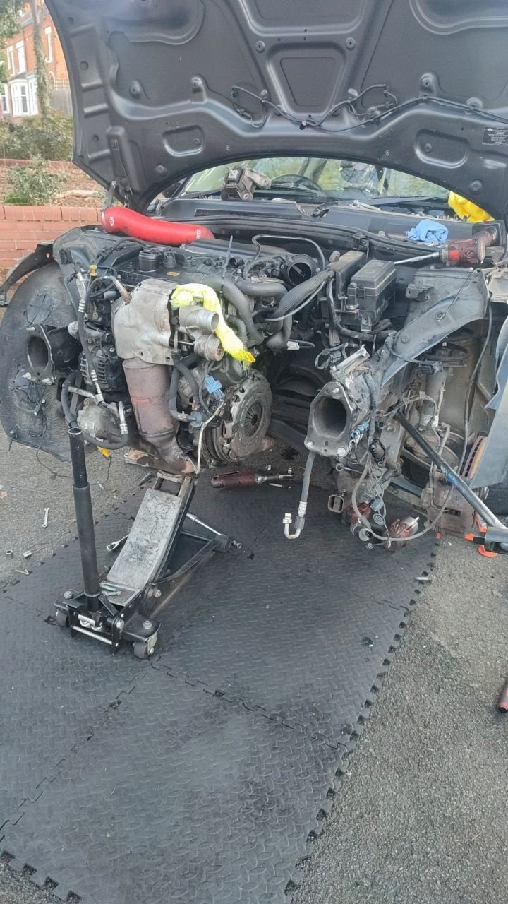 motor și turbosuflantă expuse pentru reparație