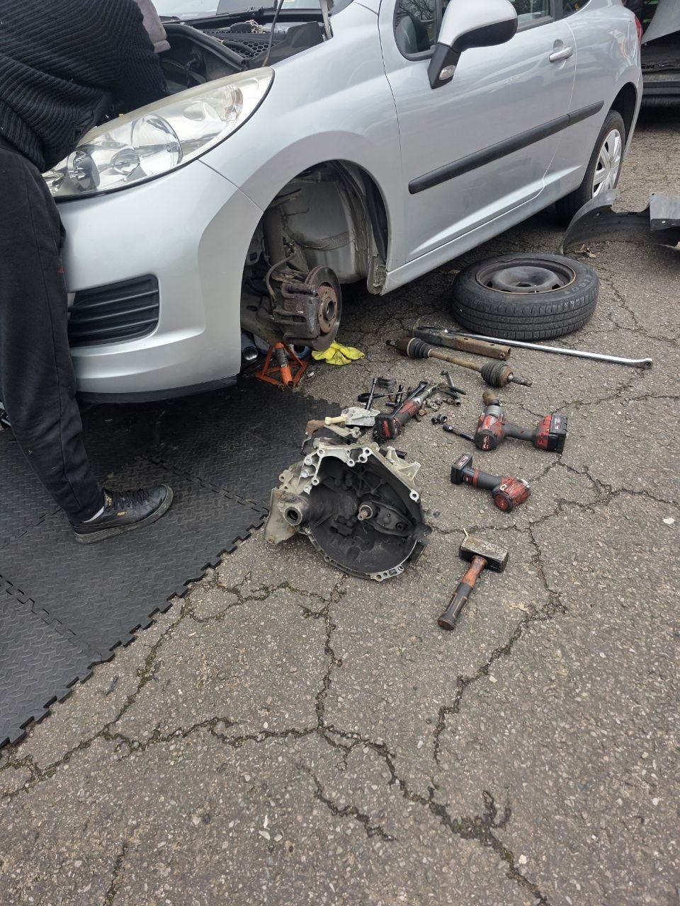 reparație Renault Master cu frontul demontat, seara